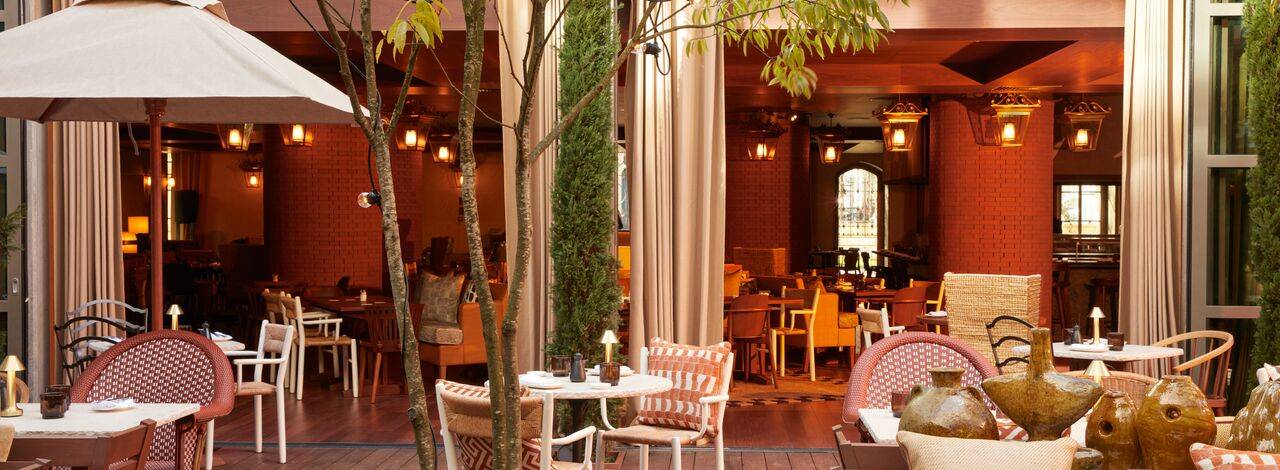 La salle du restaurant Morimoto Bordeaux se prolonge sur une agréable terrasse végétalisée.